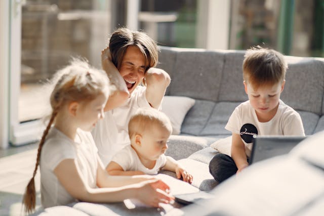 Schreiende Mutter mit 3 Kindern 